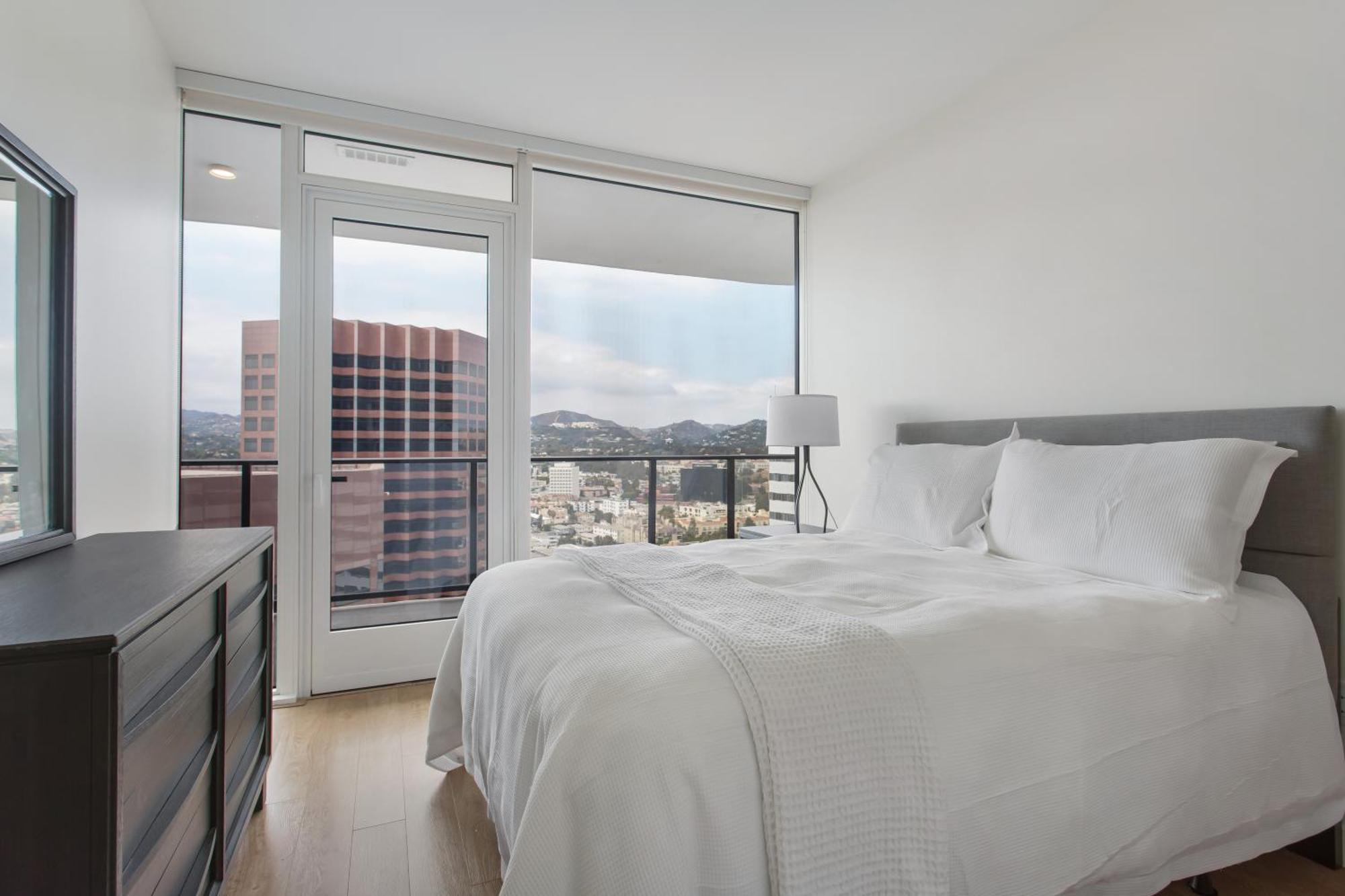 Capsulehotel Luxury Brentwood Penthouses With View