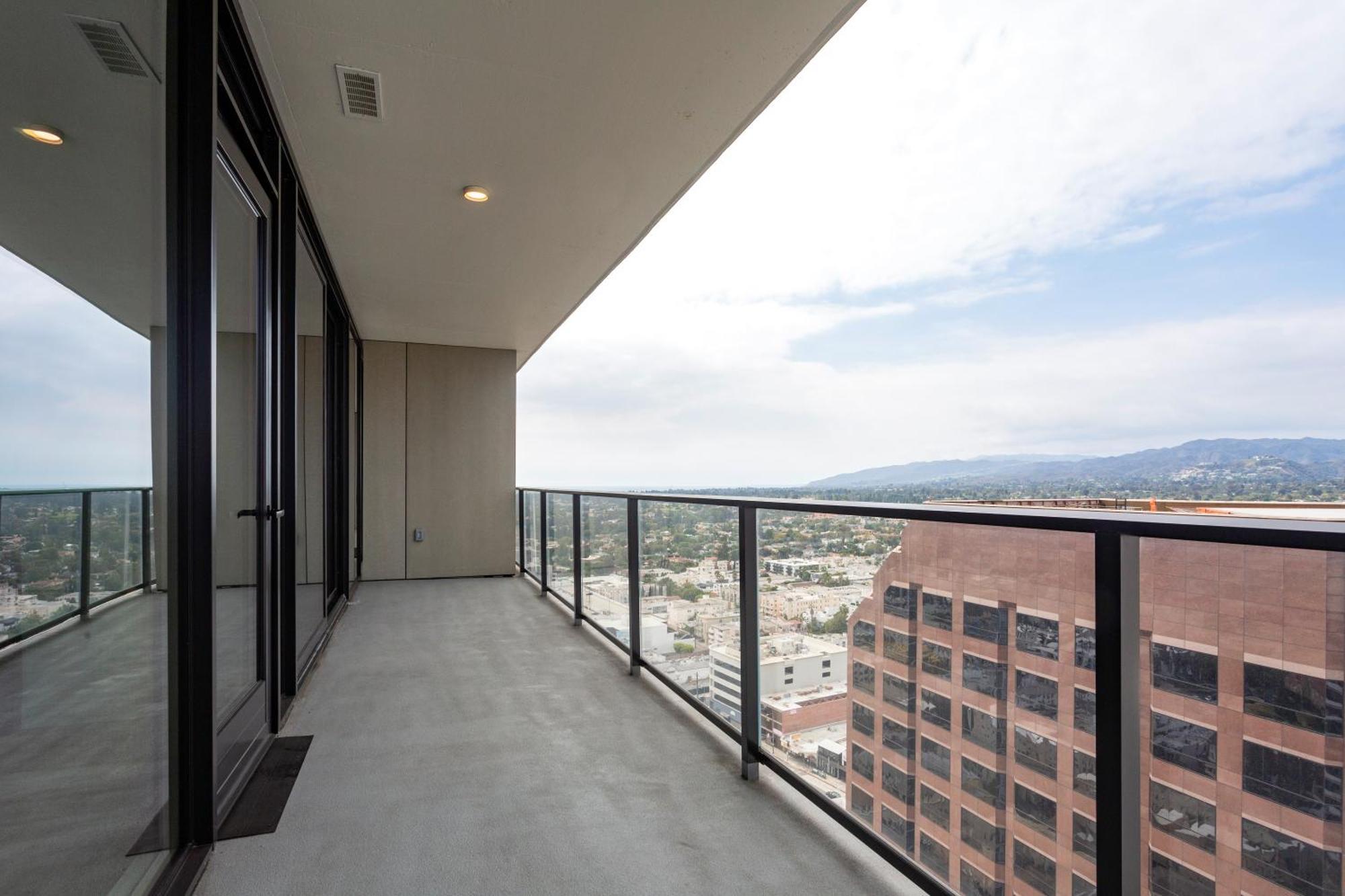 Capsulehotel Luxury Brentwood Penthouses With View Los Angeles