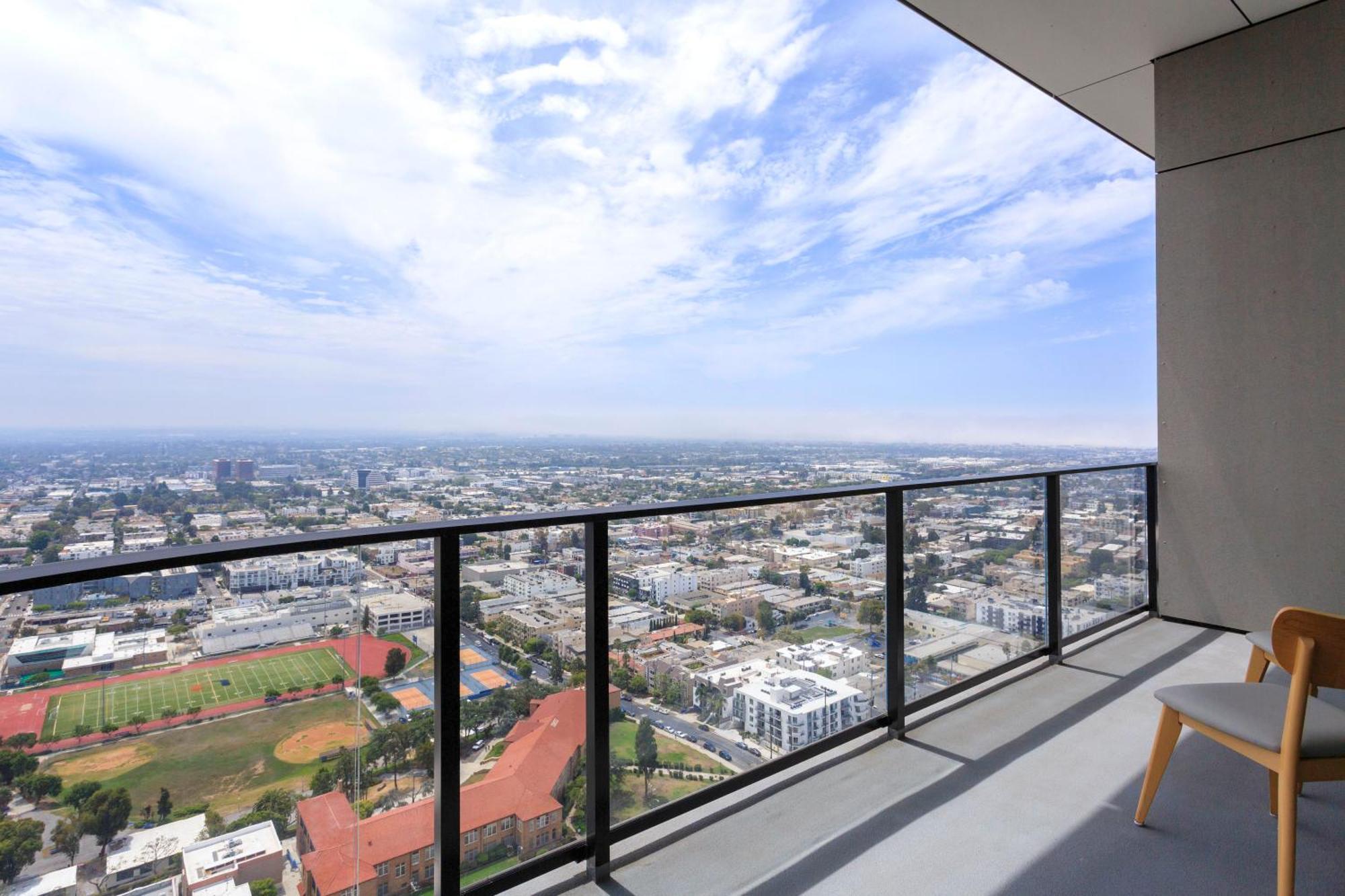 Luxury Brentwood Penthouses With View Capsulehotel