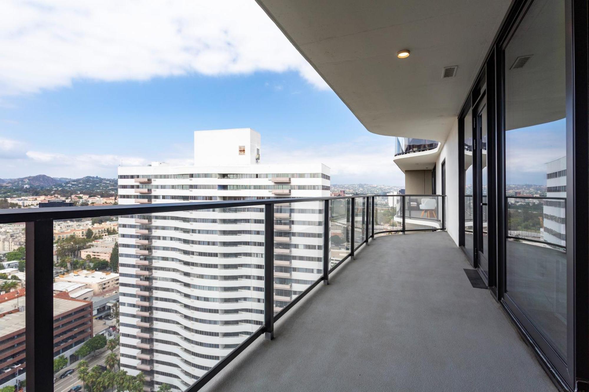 Luxury Brentwood Penthouses With View Capsulehotel *